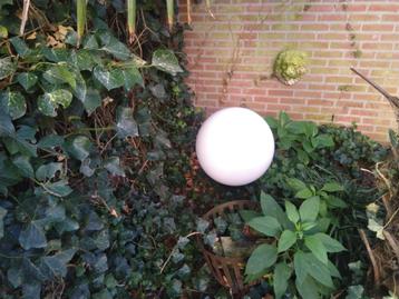 Witte bol tuinlamp 50 cm beschikbaar voor biedingen
