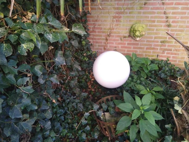 Witte bol tuinlamp 50 cm, Tuin en Terras, Buitenverlichting, Gebruikt, Staande lamp, Kunststof, 50 tot 250 watt, Netvoeding, Waterbestendig