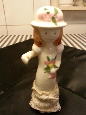 Vintage Porseleinen Figuur Meisje met Hoed beschikbaar voor biedingen