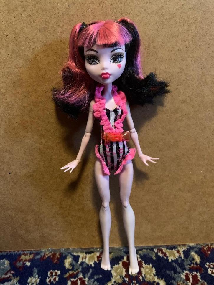 Monster high Beach Beasties Draculaura, Verzamelen, Poppen, Gebruikt, Pop, Verzenden