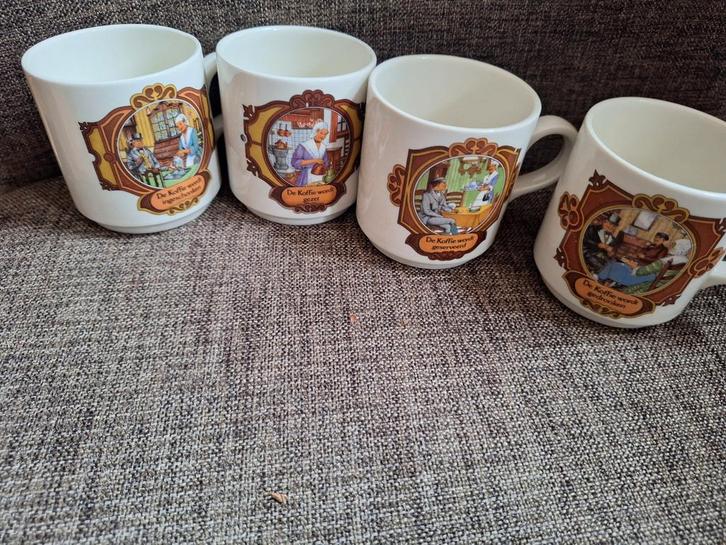 Set van 4 Vintage Koffiemokken, Huis en Inrichting, Keuken | Keukenbenodigdheden, Gebruikt, Ophalen