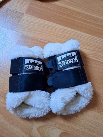 Aangeboden: zie en lees, veel kleine pony spullen, zoals bee beschikbaar voor biedingen