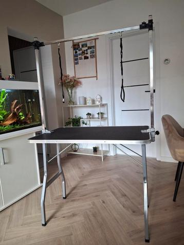 Trimtafel voor huisdieren beschikbaar voor biedingen