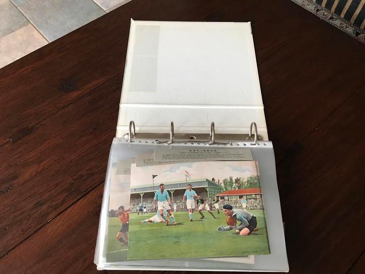 Oude Map met 54 Voetbal Spelmoment GROTE Platen 1933, Verzamelen, Sportartikelen en Voetbal, Gebruikt, Overige binnenlandse clubs