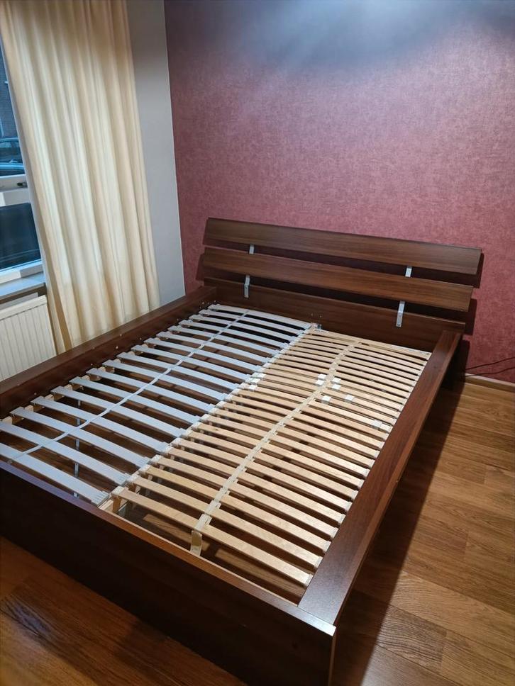 Tweepersoons IKEA bed, donker hout, 160x200, Huis en Inrichting, Slaapkamer | Bedden, Gebruikt, Tweepersoons, 160 cm, 200 cm, Hout