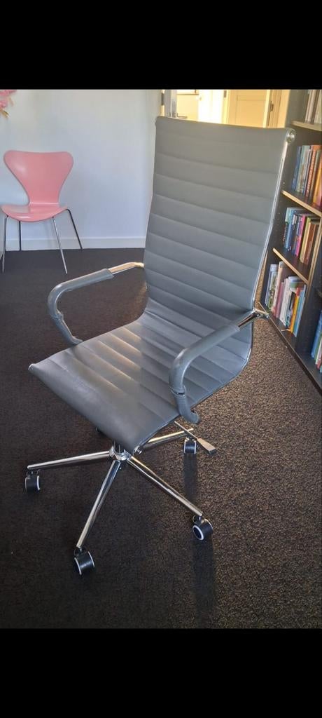 Grijze bureaustoel, Ophalen of Verzenden, Zo goed als nieuw, Grijs, Eén