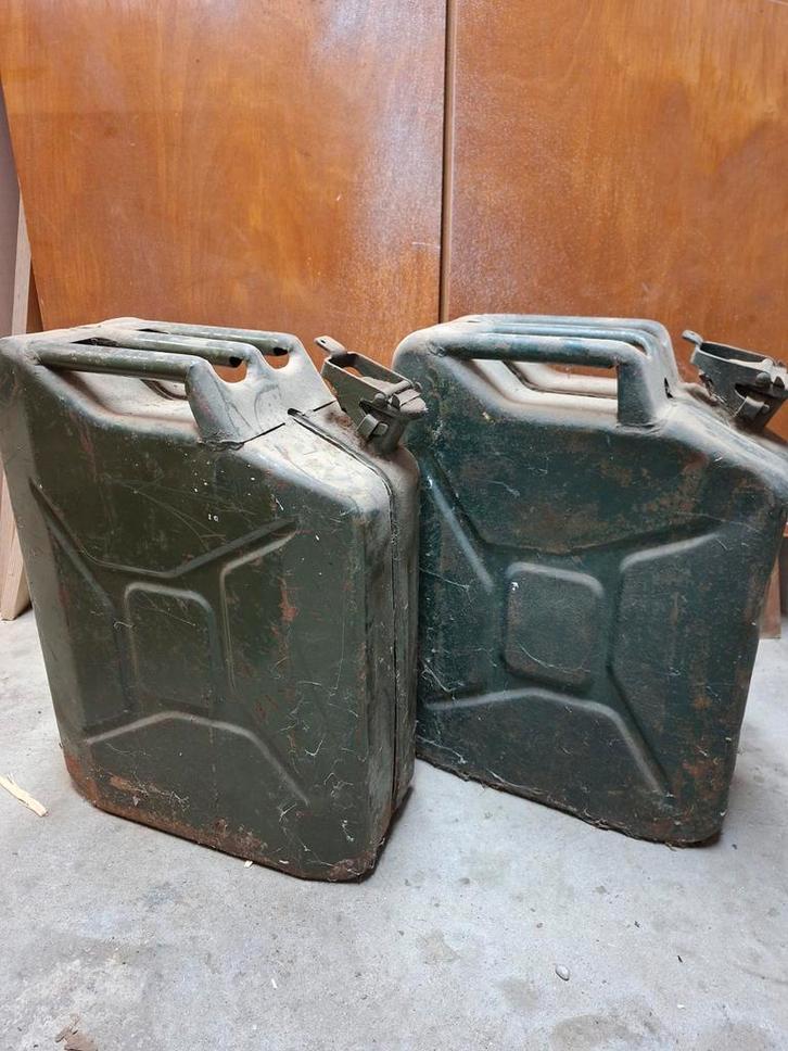 Stalen Jerrycans 1945 - WOII -vintage, Verzamelen, Militaria | Algemeen, Overige soorten, Overige typen, Overige gebieden, Ophalen of Verzenden