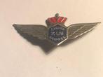 Metalen KLM JUNIOR SKIPPER Broche (Rood/Blauw/Metaalkleur)., Verzamelen, Verzenden, Zo goed als nieuw, Transport, Speldje of Pin