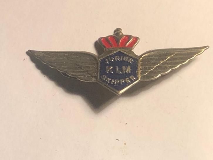 Metalen KLM JUNIOR SKIPPER Broche (Rood/Blauw/Metaalkleur)., Verzamelen, Speldjes, Pins en Buttons, Zo goed als nieuw, Speldje of Pin