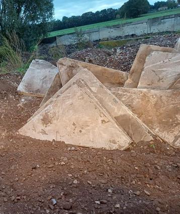 Betonhoeken beschikbaar voor biedingen