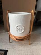 Te koop: Rivièra Maison bloempot op bamboe rekje/onderkant, Tuin en Terras, Bloempotten, Rond, Ophalen of Verzenden, Aardewerk