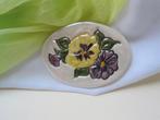Broche viool bloemen keramiek porselein geel en paars, Verzenden, Zo goed als nieuw, Overige kleuren, Overige materialen