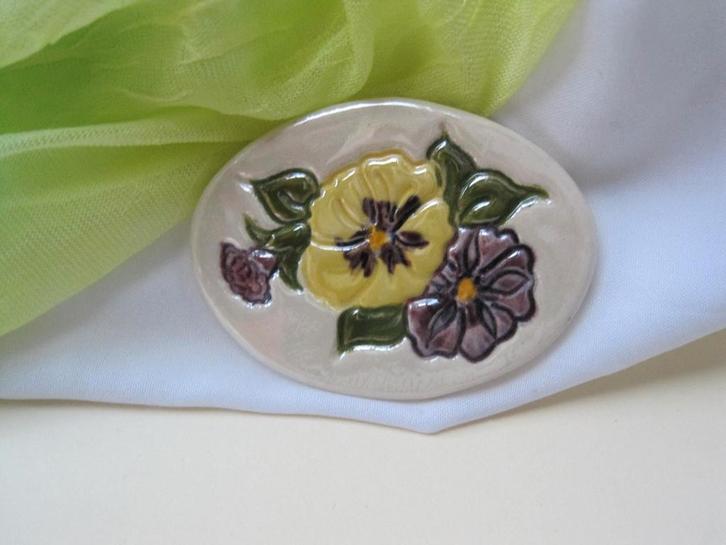 Broche viool bloemen keramiek porselein geel en paars, Sieraden, Tassen en Uiterlijk, Broches, Zo goed als nieuw, Overige materialen