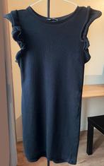 Zwarte jurk met ruches op de schouders - Zara, Kleding | Dames, Zo goed als nieuw, Boven de knie, Ophalen, Maat 38/40 (M)