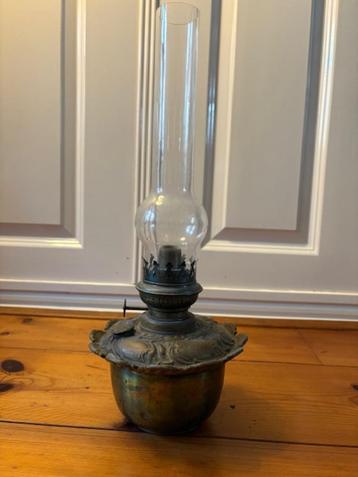 Antieke petroleumolielamp beschikbaar voor biedingen