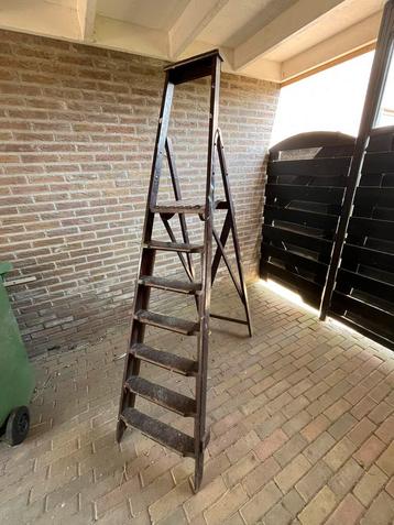 houten trapladder – decoratief of functioneel beschikbaar voor biedingen