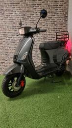 Zeer nette AGM XV50 EFI Carbon snorscooter vespa look 2023!, Ophalen of Verzenden, Zo goed als nieuw