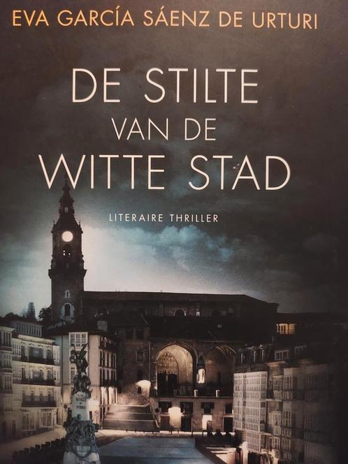 Eva García Sáenz de Urturi - De stilte van de witte stad, Boeken, Thrillers, Gelezen, Nederland, Ophalen of Verzenden
