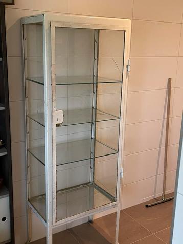 Vintage metalen display glazen vitrinekast beschikbaar voor biedingen