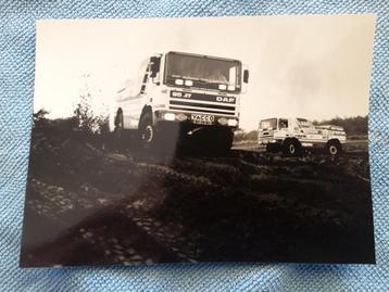 persfoto DAF 95 X1 en X2 Paris-Dakar 1988 – zwartwit beschikbaar voor biedingen