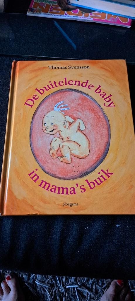 Thomas Svensson - De buitelende baby in mama's buik, Boeken, Prentenboeken en Plaatjesalbums, Zo goed als nieuw, Ophalen of Verzenden
