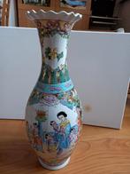 Chinese vaas 42 cm hoog. Met beschildering chinees gezin., Antiek en Kunst, Antiek | Vazen, Ophalen of Verzenden