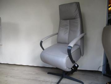 KEURIG NETTE sta-op relax fauteuil model Twice Large grijs beschikbaar voor biedingen