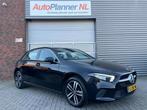 Mercedes-Benz A-klasse 250 e! Camera! Leder! Navi! Pano!, Auto's, Gebruikt, 4 cilinders, 15 kWh, Zwart