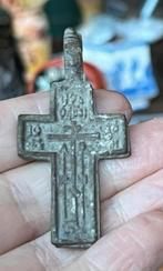 Bodemvondst…17e/18e eeuw Bronzen Kruishanger met oog, Antiek en Kunst, Ophalen of Verzenden