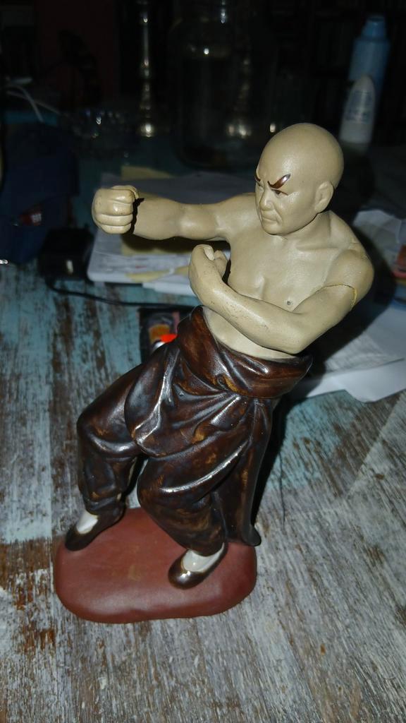 Aardewerk mudman beeldje martial arts, Antiek en Kunst, Kunst | Beelden en Houtsnijwerken, Ophalen