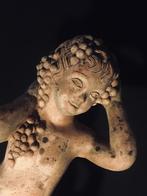Oud Italiaans terracotta Tuinbeeld op zuil !, Ophalen, Gebruikt, Steen, Mensenbeeld