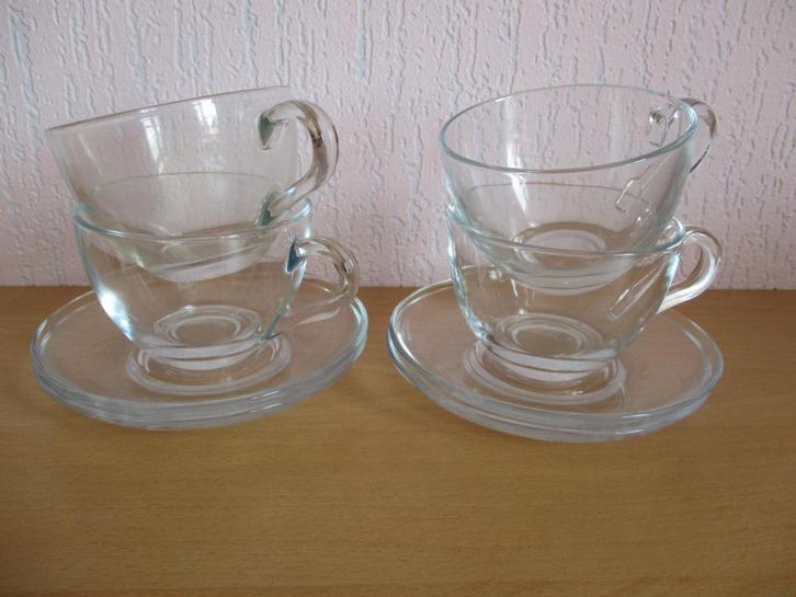 4 theeglazen met schotel - Theekoppen + schotel, Huis en Inrichting, Keuken | Servies, Zo goed als nieuw, Kop(pen) en/of Schotel(s)