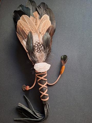 Smudge veren waaier/ feather fan met bergkristal beschikbaar voor biedingen