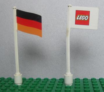 Twee Lego Vintage Vlaggen beschikbaar voor biedingen