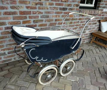 Oude kinderwagen beschikbaar voor biedingen