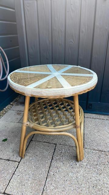 Rotan bamboe tafel beschikbaar voor biedingen