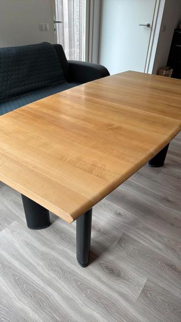 Eetkamertafel perenhout Italiaanse design uitschuifbaar beschikbaar voor biedingen