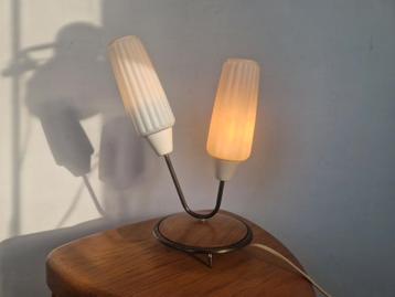 Zeldzame jaren 50 teak melkglas tafellamp vintage design.  beschikbaar voor biedingen