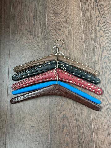 Vintage kledinghangers beschikbaar voor biedingen
