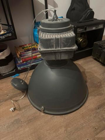 2x mooie grijze industriële hanglampen 40cm dia beschikbaar voor biedingen