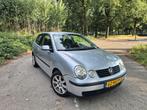 Volkswagen Polo 1.4 55KW 2003 Grijs | APK geldig tot 1-7-26, Auto's, Volkswagen, Voorwielaandrijving, 74 pk, 4 cilinders, Origineel Nederlands