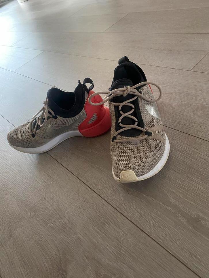 Nike Duel Racer WMNS Maat 39 - String Chrome, Kleding | Dames, Schoenen, Zo goed als nieuw, Sneakers of Gympen, Beige, Ophalen of Verzenden