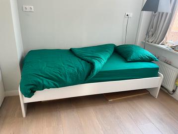Eenpersoons bed(90x200)NIEUW matras en verstelb. lattenbodem beschikbaar voor biedingen