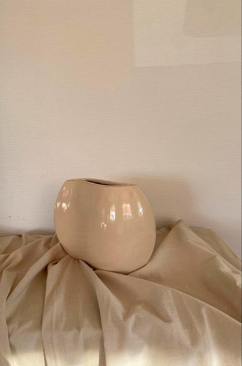 Preloved ceramic zandkleurig vaas ‘wave’ h20cm, Huis en Inrichting, Woonaccessoires | Vazen, Zo goed als nieuw, Overige kleuren