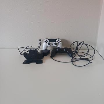 2 draadloze ps4 controllers+oplaadstation  beschikbaar voor biedingen
