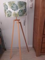 Staande  houten designer  lamp met kap, Huis en Inrichting, Lampen | Vloerlampen, Ophalen of Verzenden, Zo goed als nieuw, 150 tot 200 cm