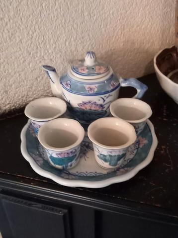 Chinees porseleinen miniatuur serviesje beschikbaar voor biedingen