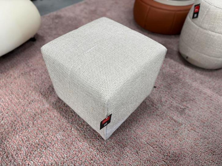 Nieuw Eyye Kub 42 poef Amaro stof design Voetenbank Kruk, Huis en Inrichting, Banken | Voetenbanken en Poefen, Nieuw, Minder dan 50 cm