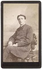 CDV - Man Jas Stoel - Foto Greiner Amsterdam, Verzamelen, Gebruikt, Foto, Ophalen of Verzenden, Voor 1940