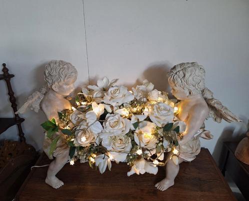 2 grote engelen met zijde bloemen in bak TOP️, Diversen, Kerst, Zo goed als nieuw, Ophalen